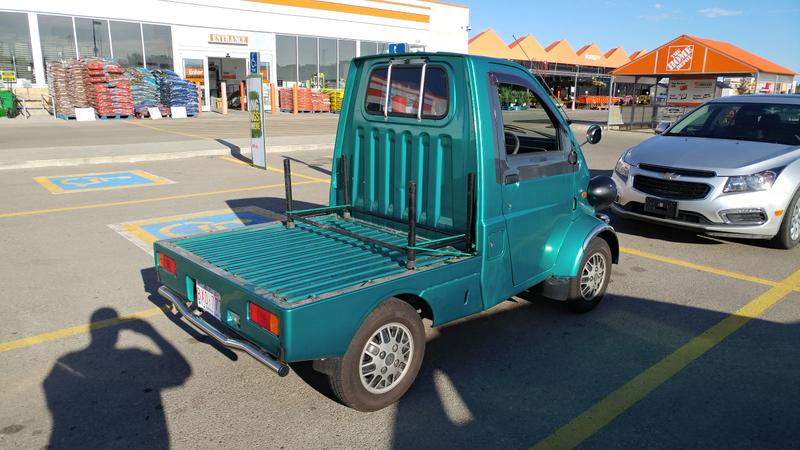 Illustration for article titled Spotted in Edmonton: A FREAKING MIDGET!!!!!!